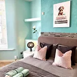 Modern Art House - Serviced Accomodation