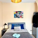 Modern Art House - Serviced Accomodation