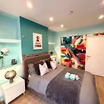 Modern Art House - Serviced Accomodation