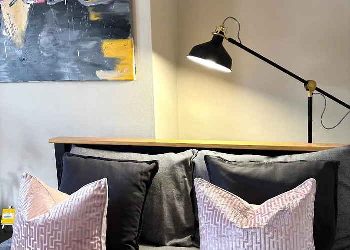 Modern Art House - Serviced Accomodation