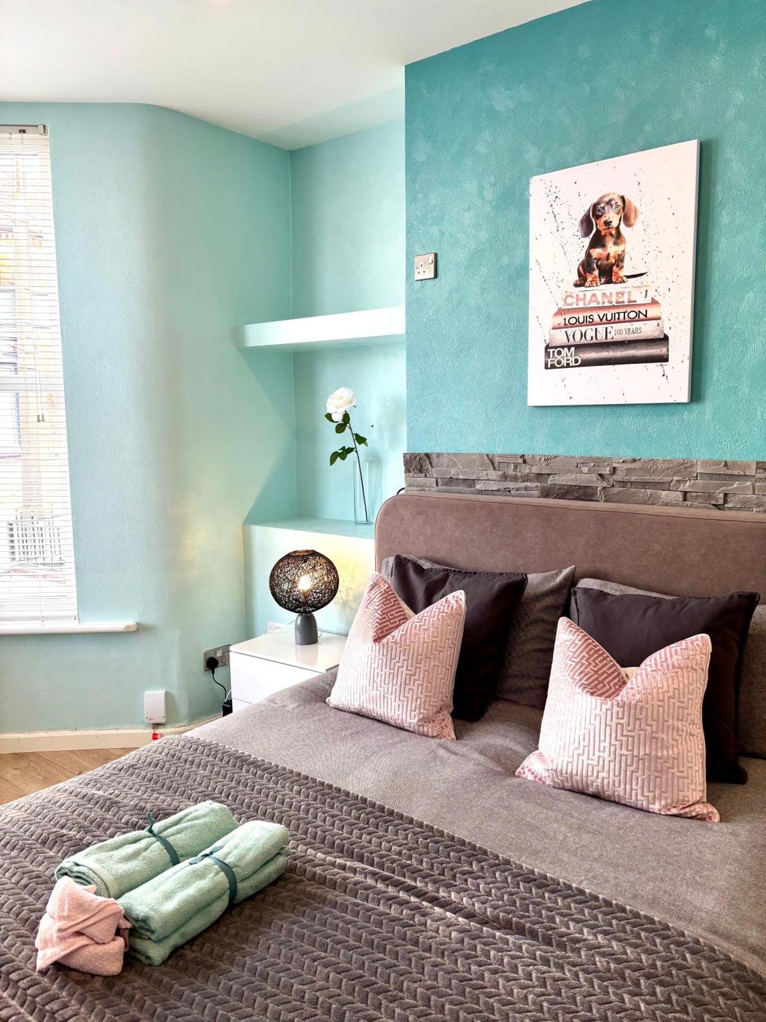 Modern Art House - Serviced Homestay Liverpool