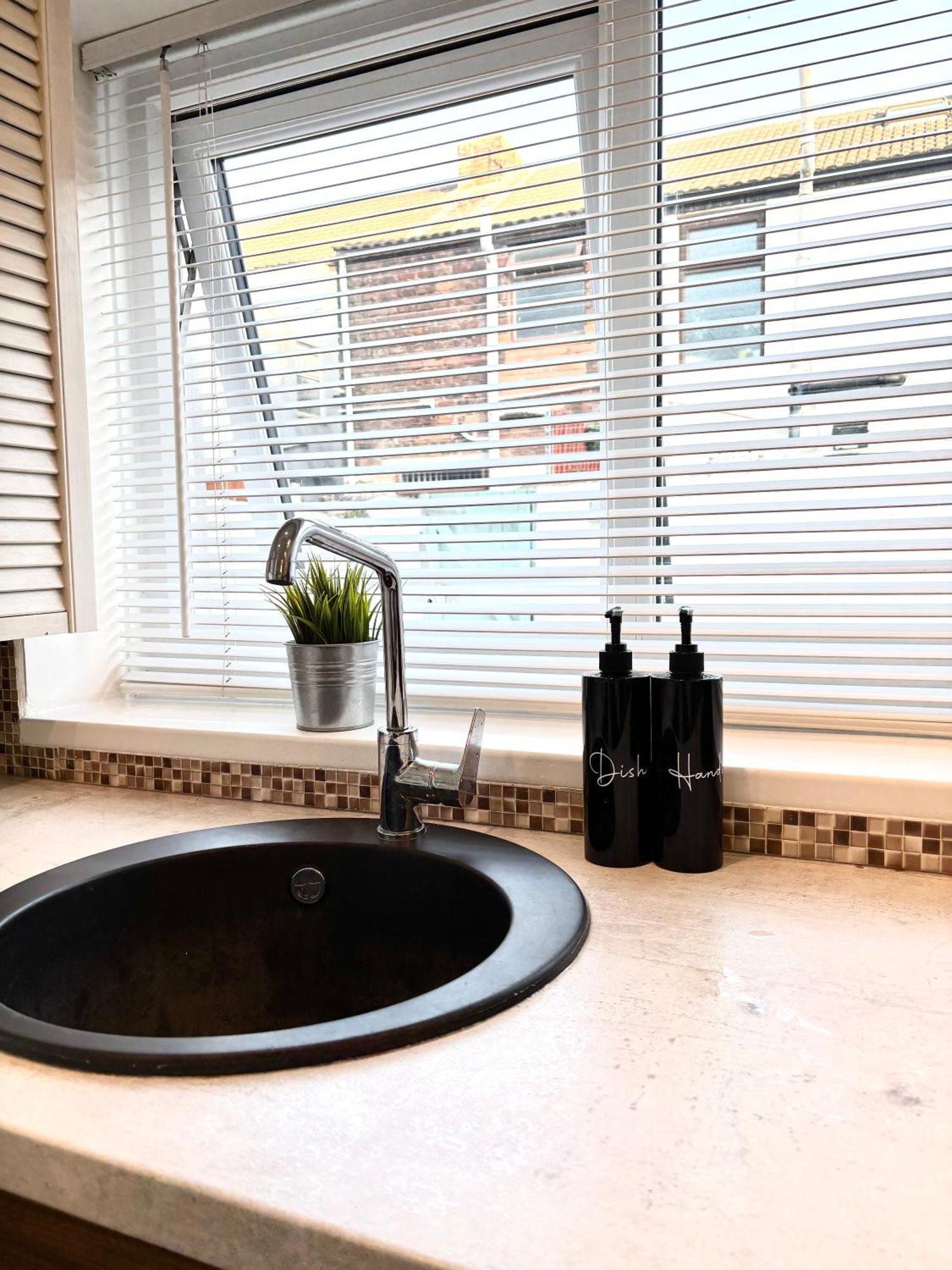 Modern Art House - Serviced Homestay Liverpool