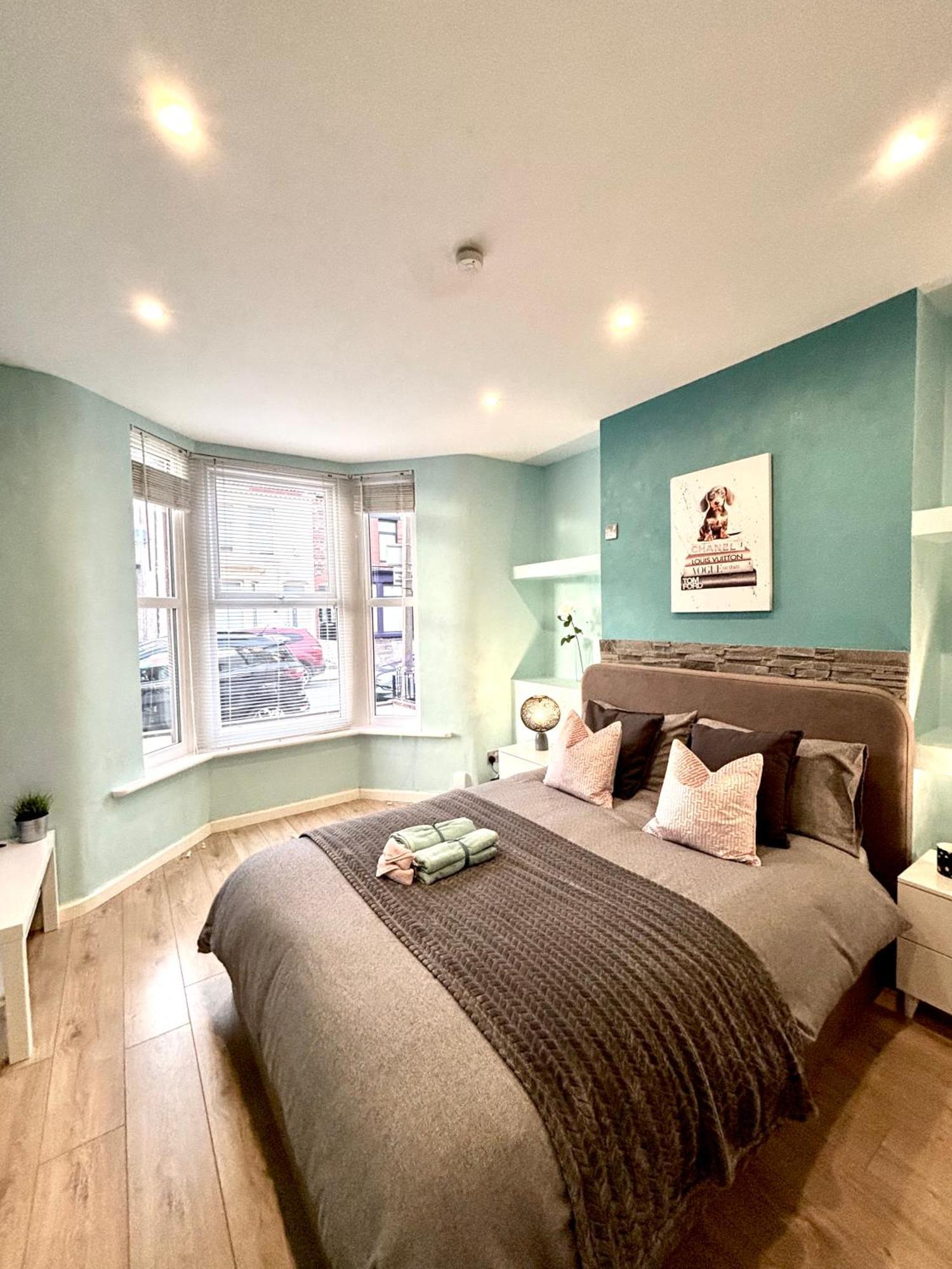 Modern Art House - Serviced Homestay Liverpool