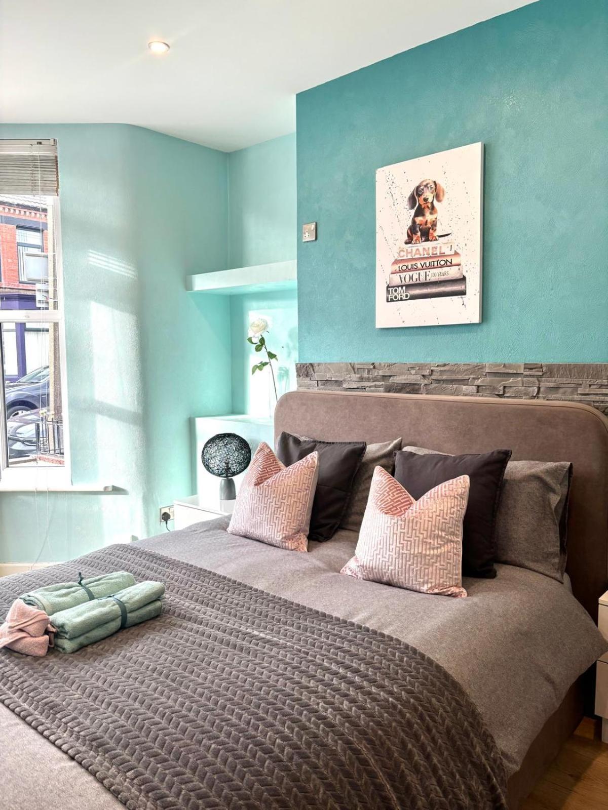 Modern Art House - Serviced Liverpool